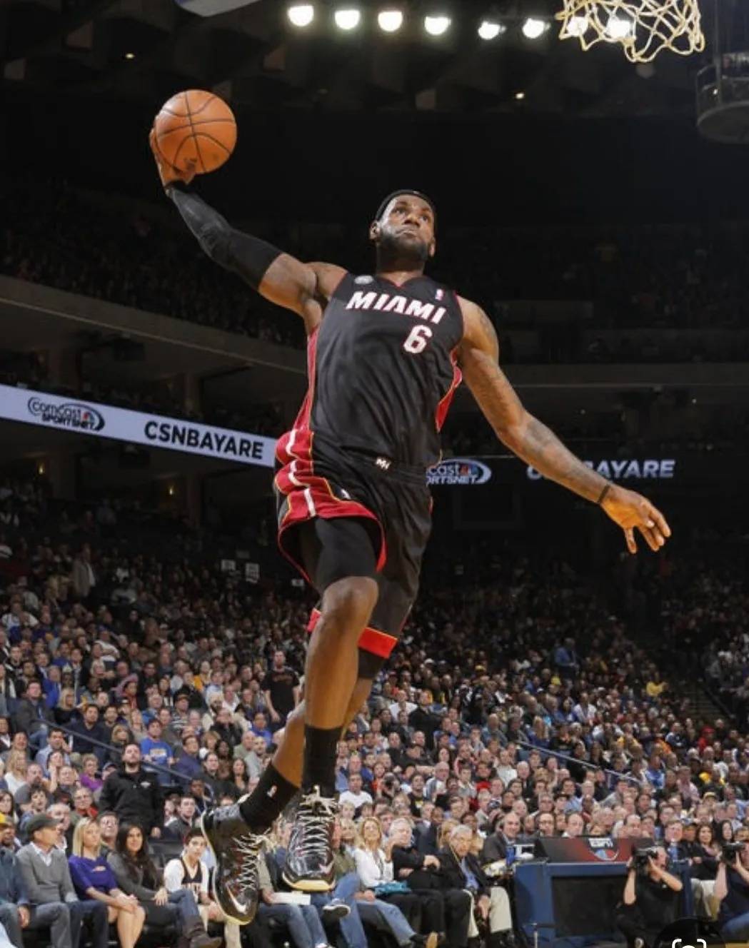 2019年夏天,当浓眉被正式交易到湖人之后,詹姆斯有了个让浓眉开心的