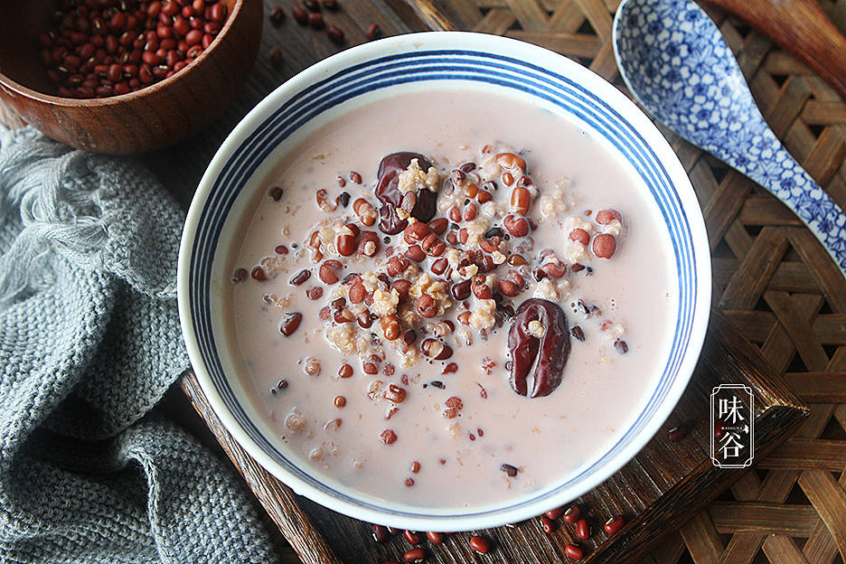 红豆薏米燕麦牛奶粥【材料】:红豆 20克,紫米 20克,即食麦片 20克