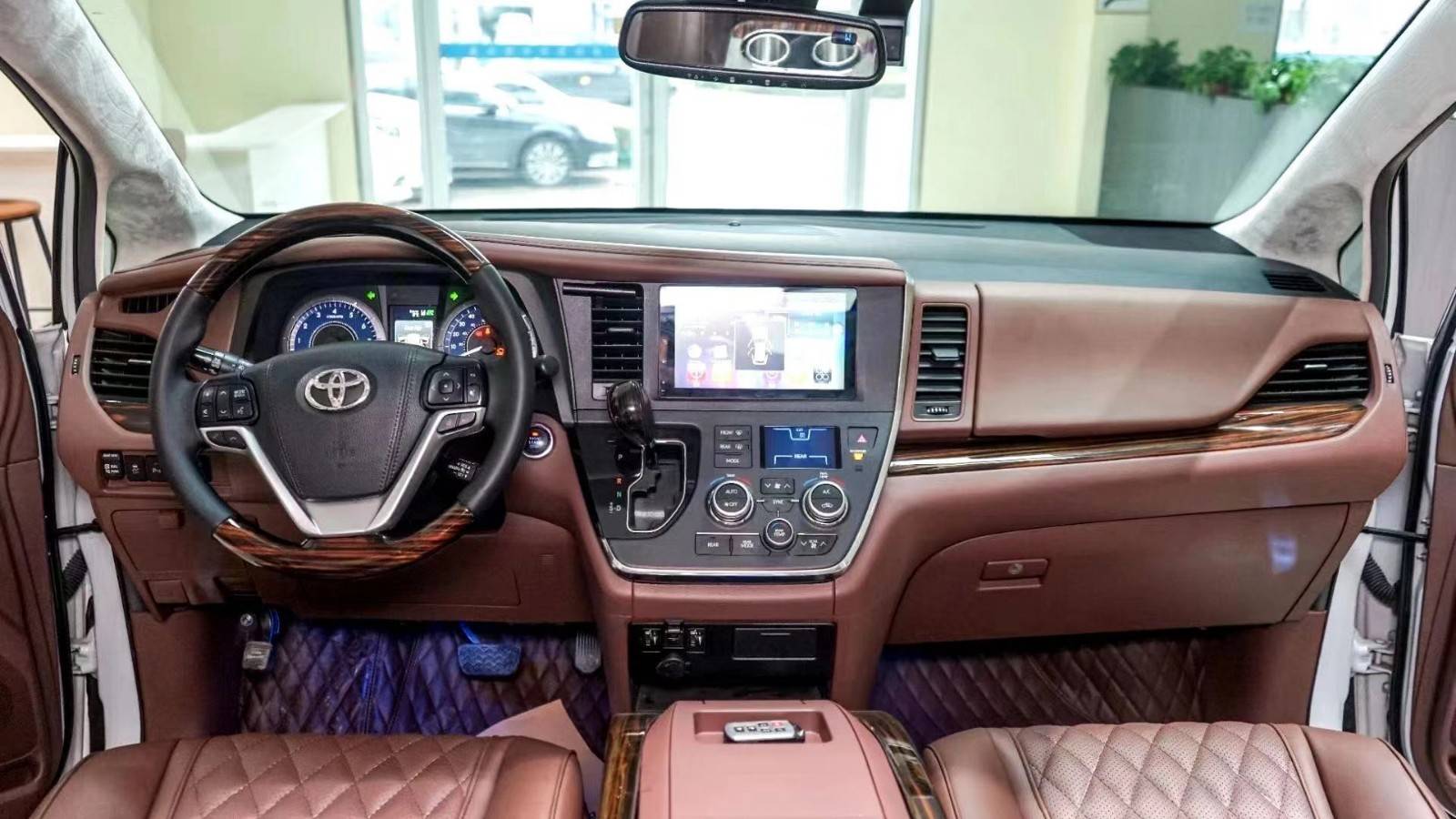 新款丰田塞纳3.5l七座商务 四驱两驱配置