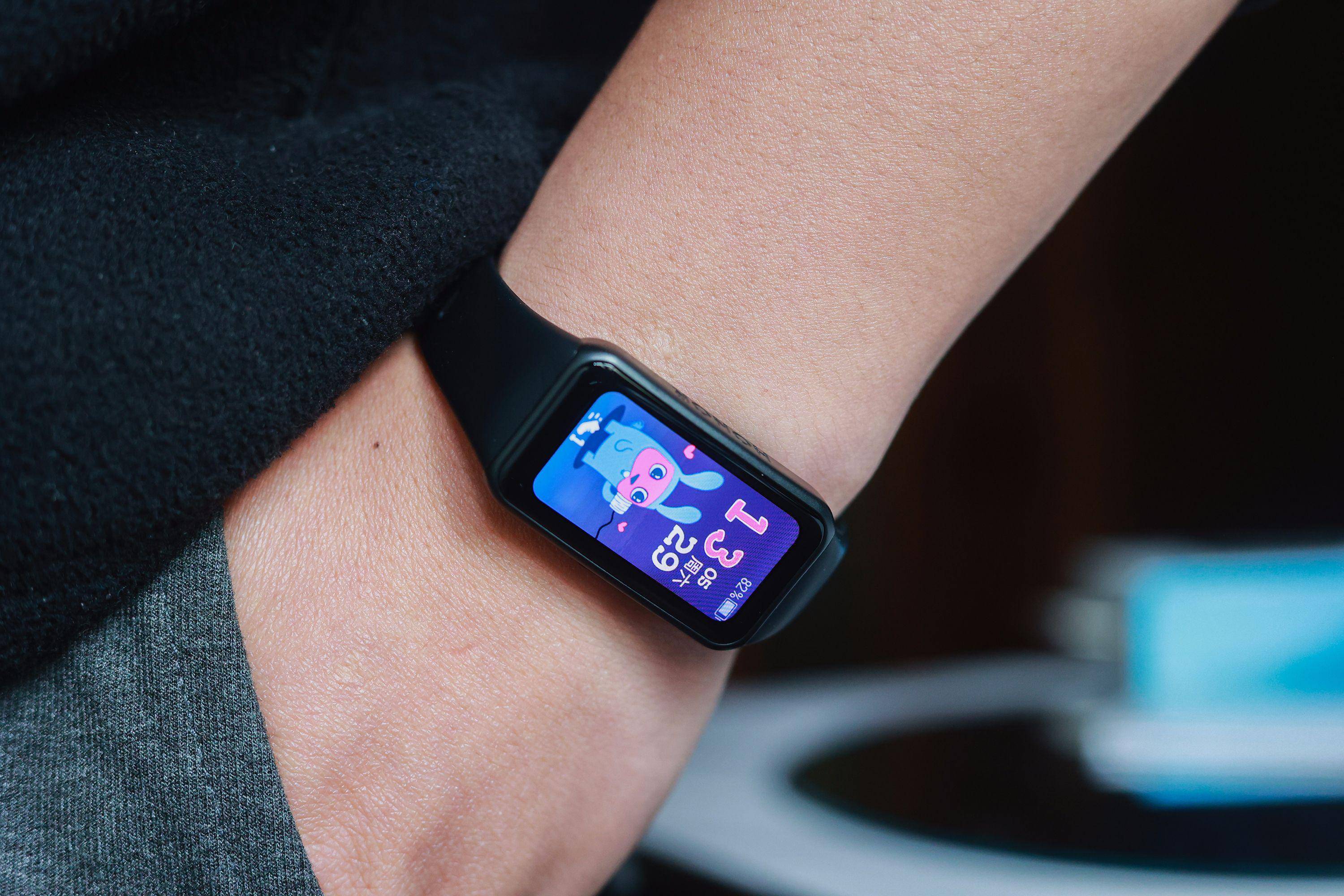 久荣耀就推出了一款全新设计的手环产品——荣耀手环6,凭借超大的屏幕