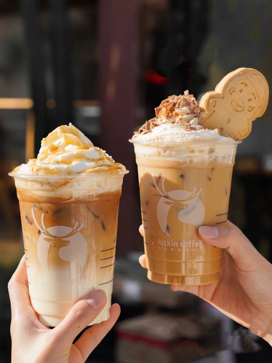 瑞幸圣诞甜心厚乳拿铁上新,微醺草莓风味,满满冬日少女感