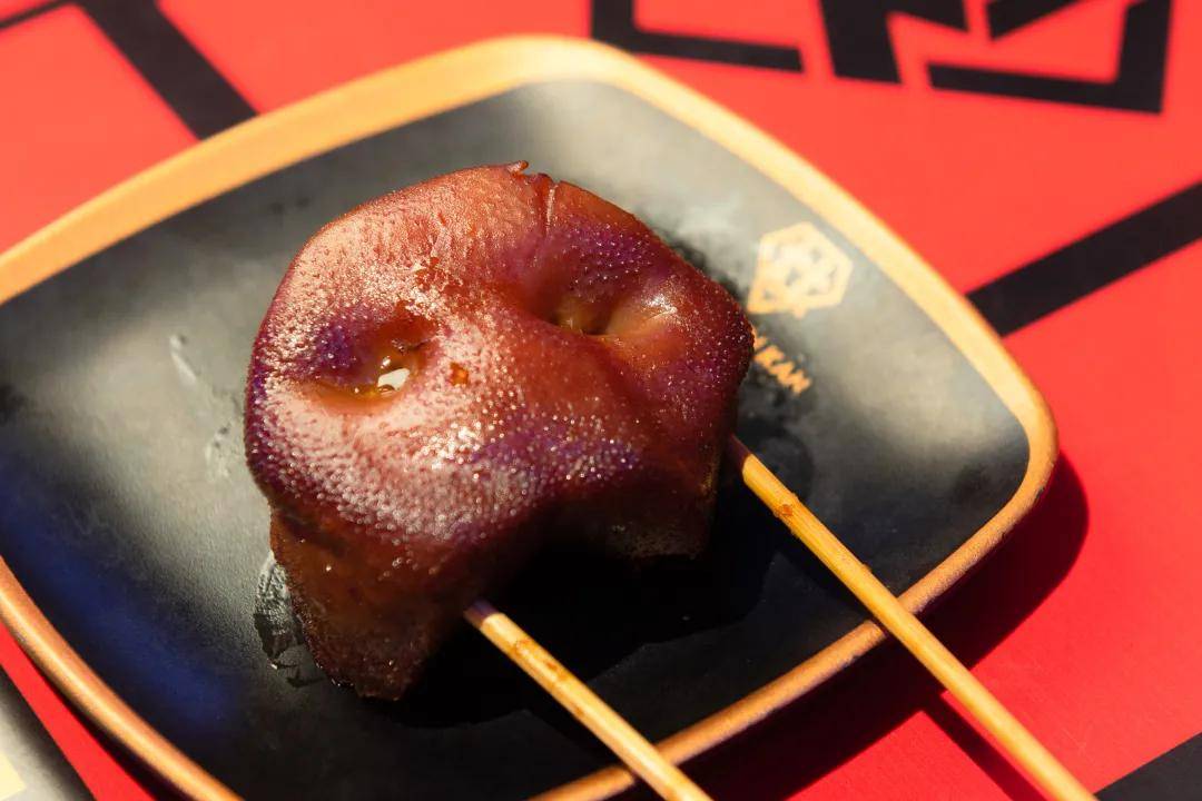 真是吃得熊不亦乐乎 深受人们的欢迎 店里会先把烤好的猪鼻子拿上来