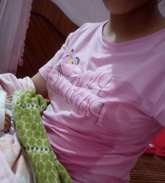 产妇"漏奶"打湿衣服,遭孩子嘲笑,宝妈的教育方式值得学习_母乳