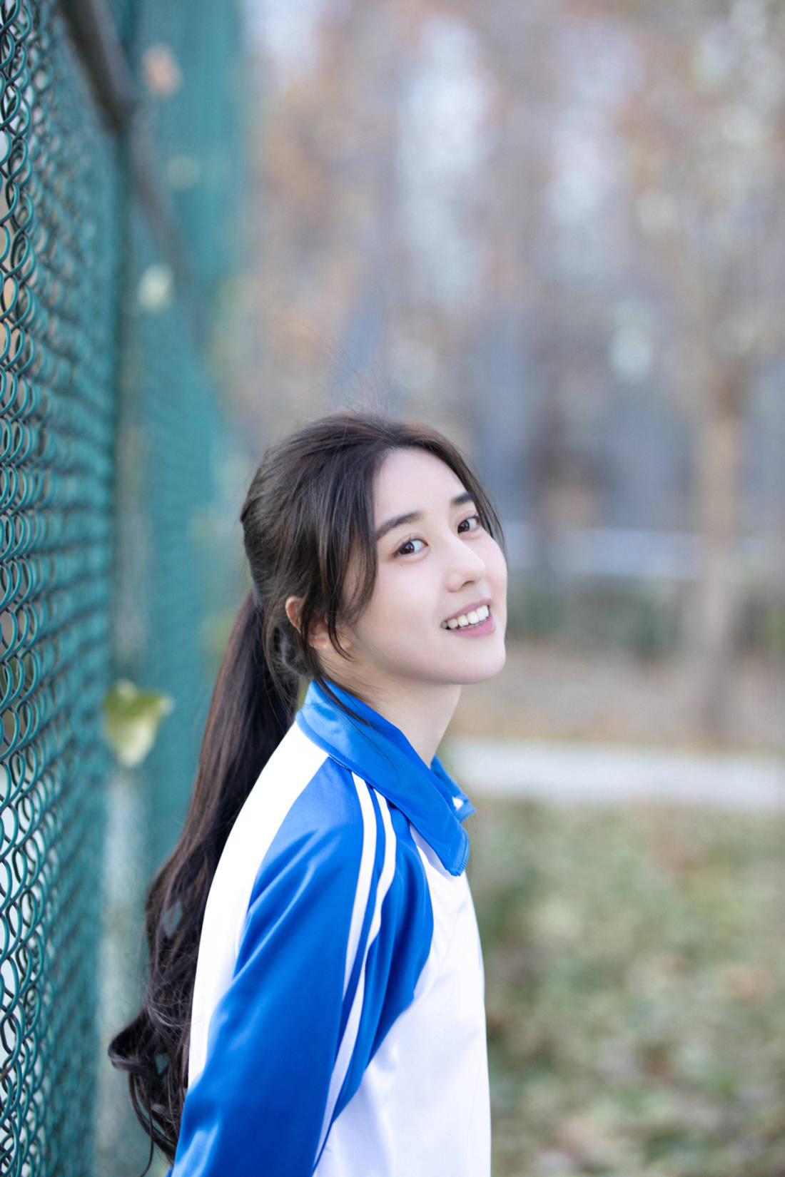 李凯馨元气校服写真曝光 清纯可爱演绎少女活力