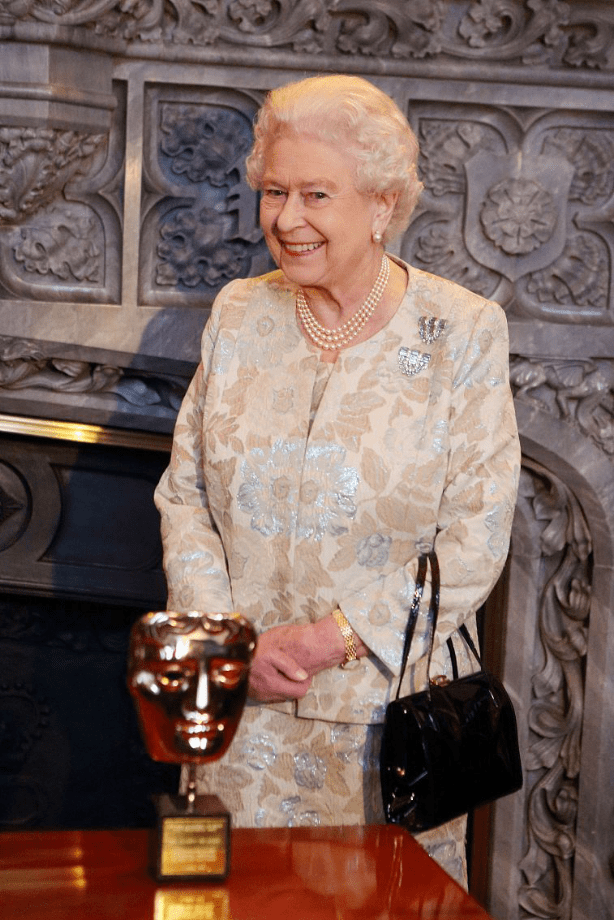 英国女王头发花白也时髦,穿一身印花套装,年近百岁依旧有精神