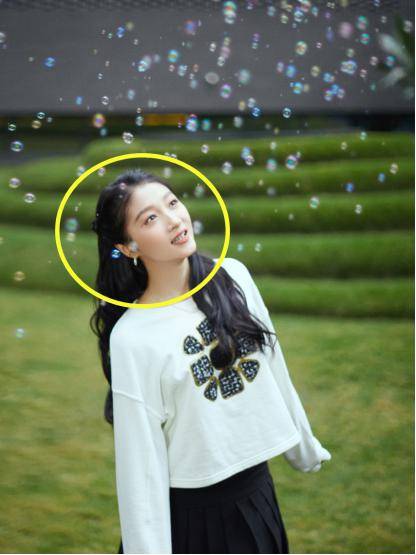 关晓彤少女写真曝光卫衣半裙装嫩失败大牌穿出阿依莲既视感