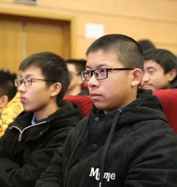 海门中学高一年级成功开展学生与校长对话活动