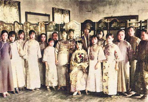 末代皇帝溥仪家族旧照:图一是他亲生父母,婉容长相堪比绝世佳人