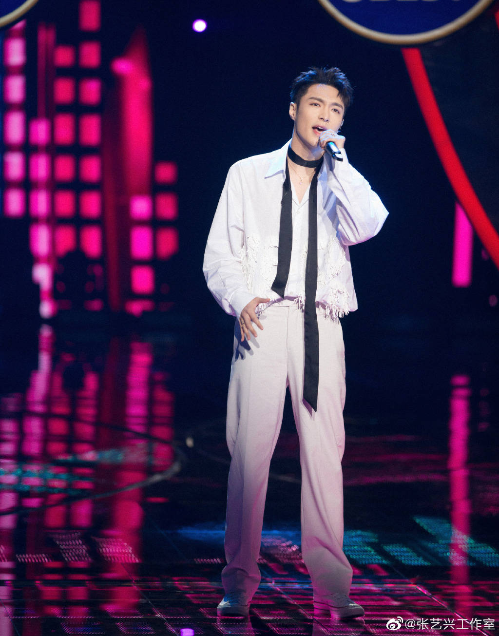 张艺兴探班《我们的歌2》见到自己喜欢的偶像秒变"小迷弟"