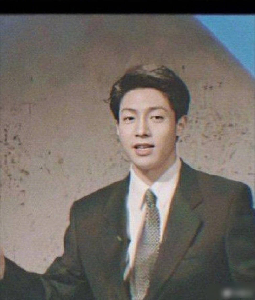 撒贝宁妻子李白生下一对双胞胎,一家四口其乐融融,孩子的样貌偏中还是