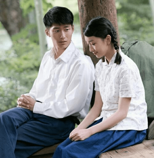 在2010年时她还是一个刚刚凭借《山楂树之恋》成名的小演员,或许是