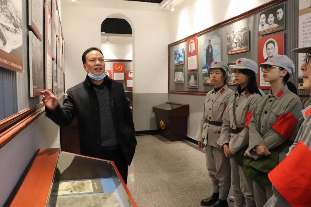 参观革命烈士纪念馆观看方志敏,邱金辉宣传片,学习爱国精神重走红军