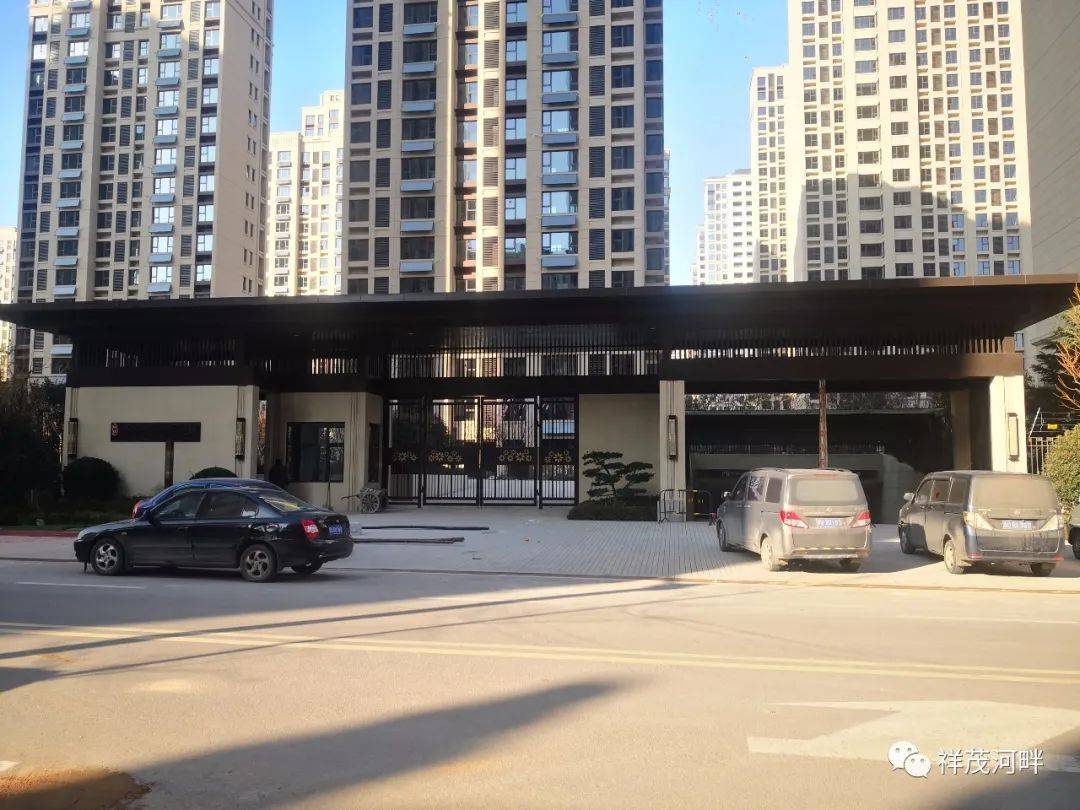 中欧国际城这俩地块小区的大门成"门洞式",网友:确定这不是过道?