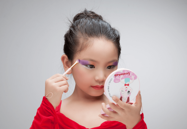 孩子给妈妈化妆比得上美妆博主网友这娃平时没少造