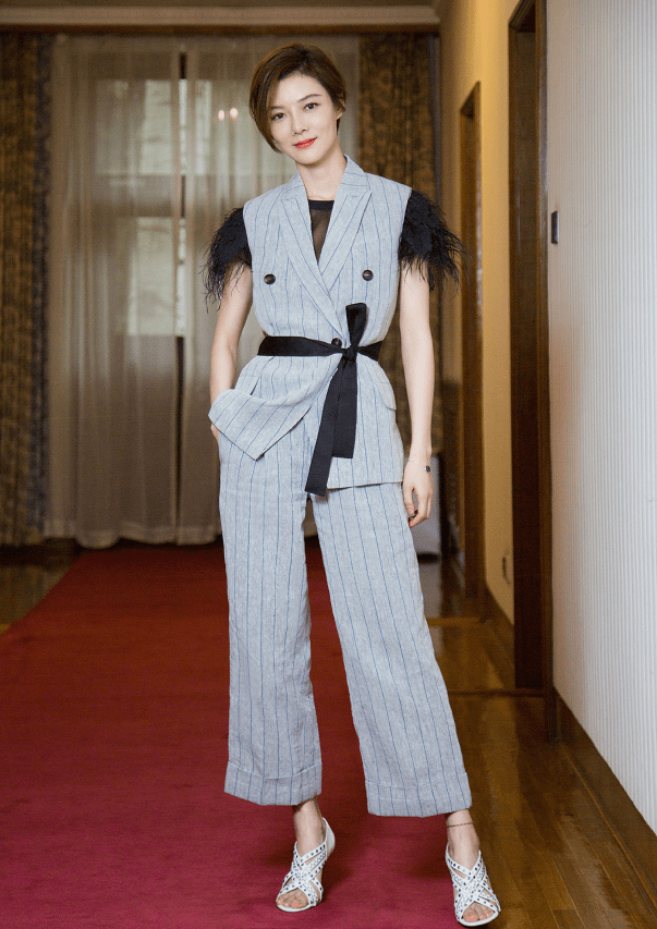 车晓快40岁依旧迷人,西装秀出纤细身段,170身材让人心动