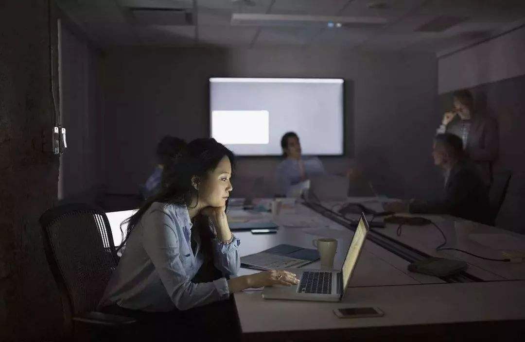 年轻人为什么应该爱加班?这是对八小时工作制最起码的尊重