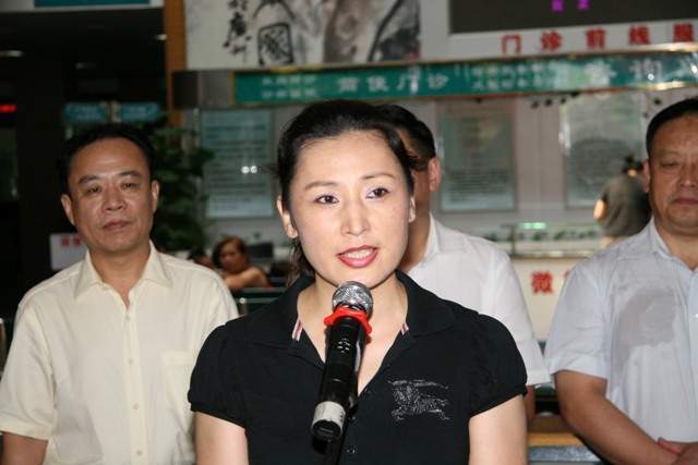 最美大学女校长姜虹,22岁任教211高校,气质不输一线女明星_工作