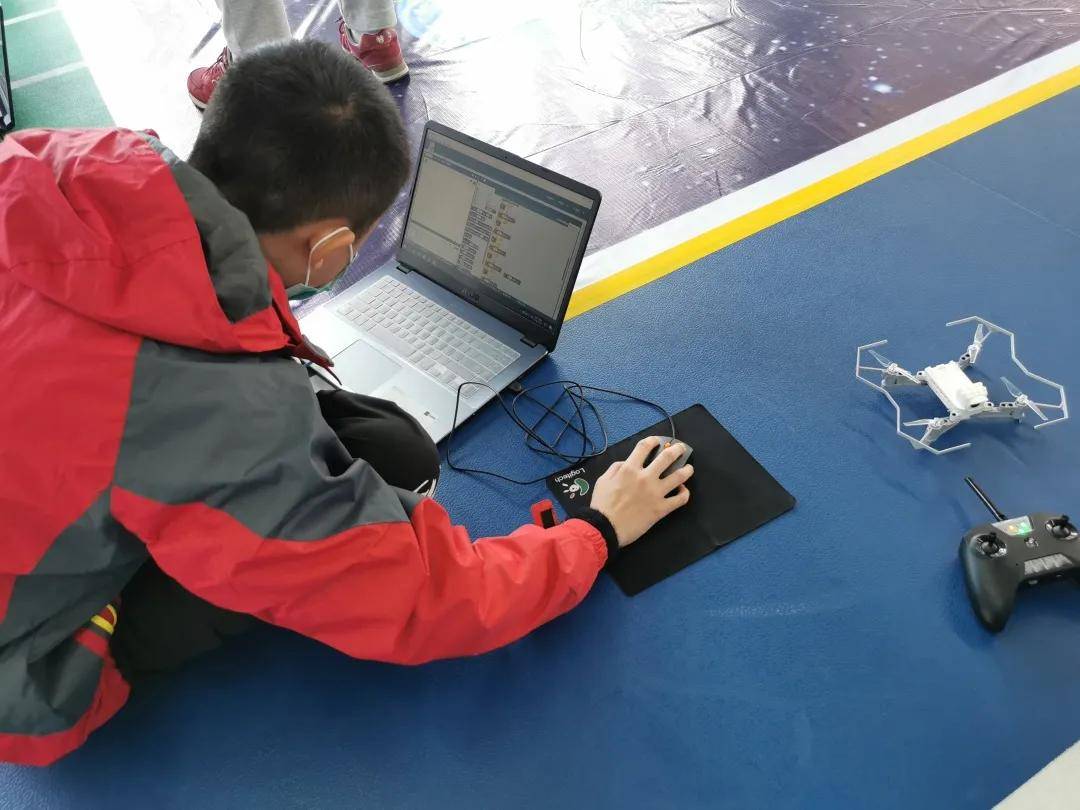 人工智能时代下的教育学生应该学习无人机编程