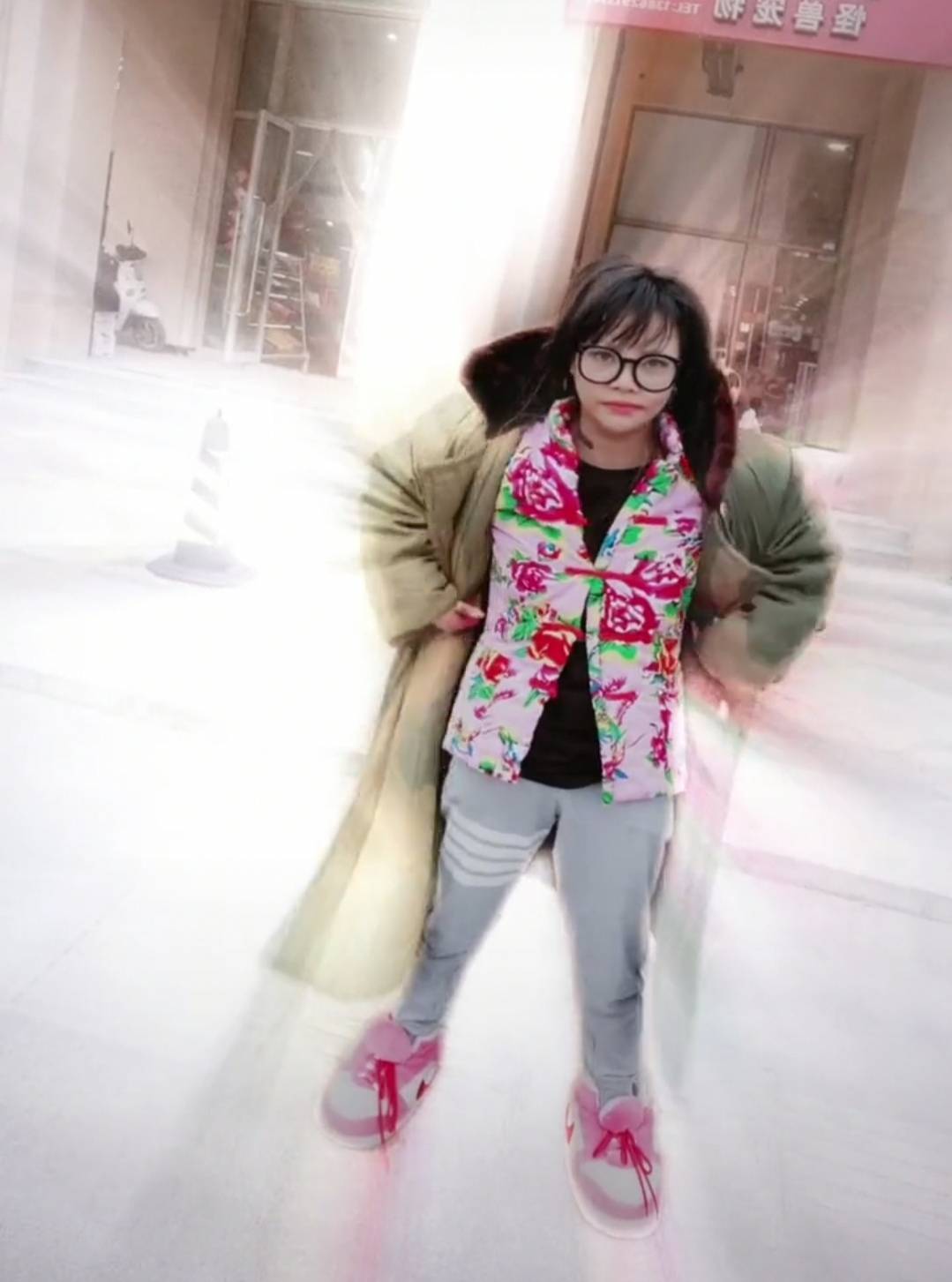 顾茜茜也开始转型穿大衣棉袄变村姑形象邋遢哗众取宠