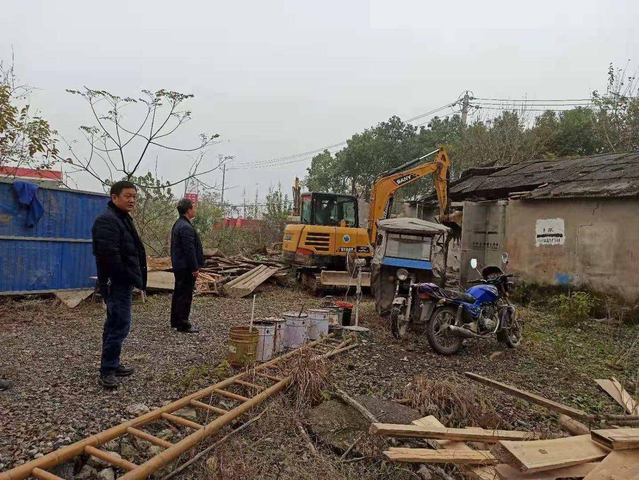 原创武汉市新洲区李集街力啃硬骨头一处违法建设被拆除
