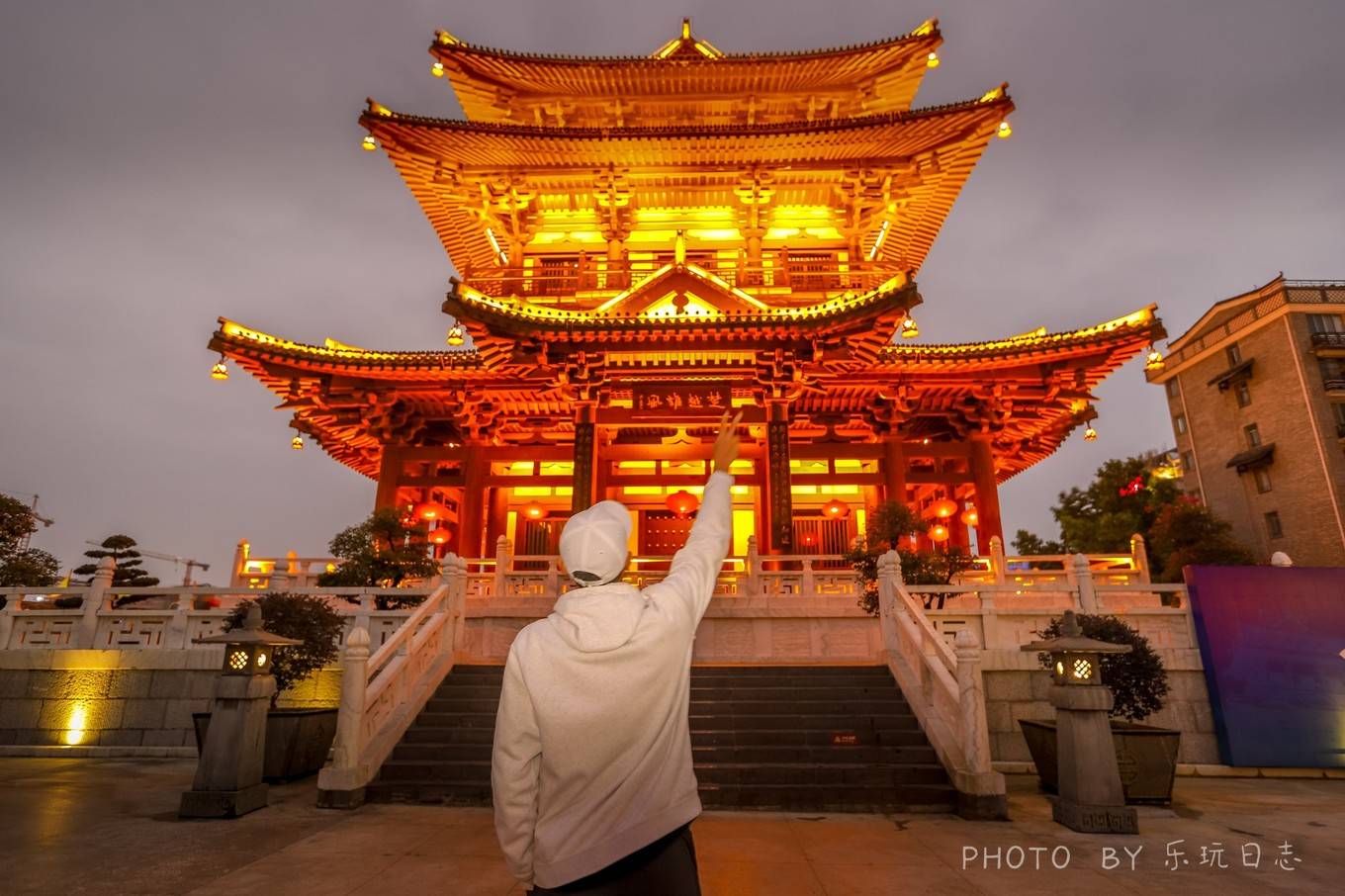 为照片关联地点逍遥楼上悬挂着的牌匾:"楚越雄风",以前桂林原为百越之