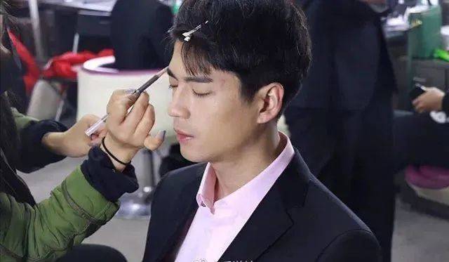 谭斌,九零后,来自四川,被网友们称为"kpl霍建华",粉丝们也称他为胖胖