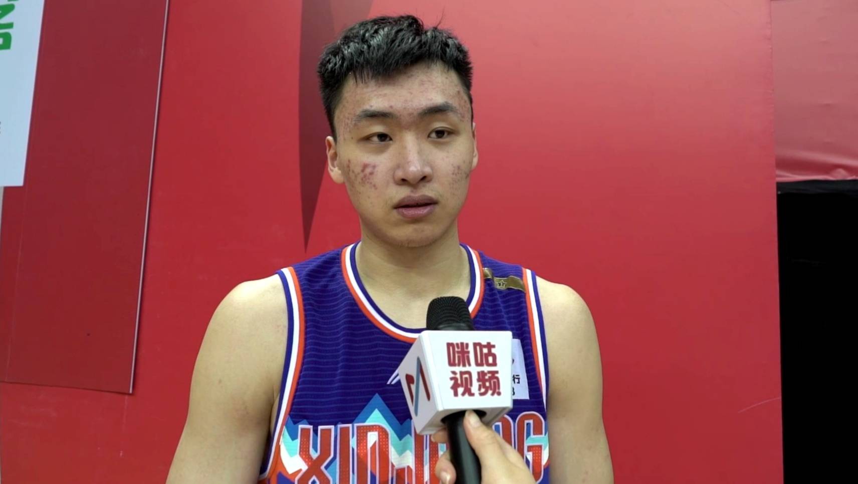 赛前阿不都传授防守经验,赛后莫泰浇水祝贺,齐麟砍38分助新疆获胜