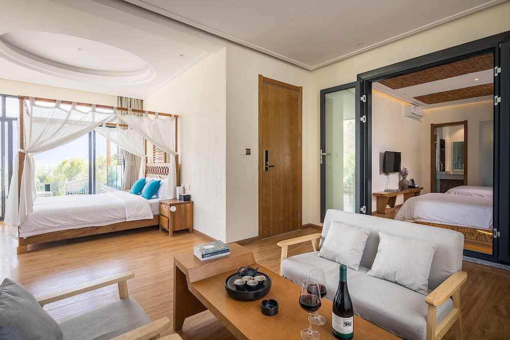 大理洱海边上的民宿,网红配置十足,在阳台就能看到海景