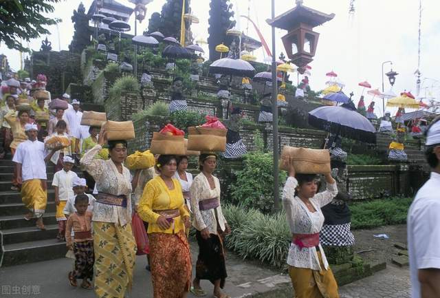 印度尼西亚人的民族服装,一般是着上衣,下身围纱笼(一种长围裙).