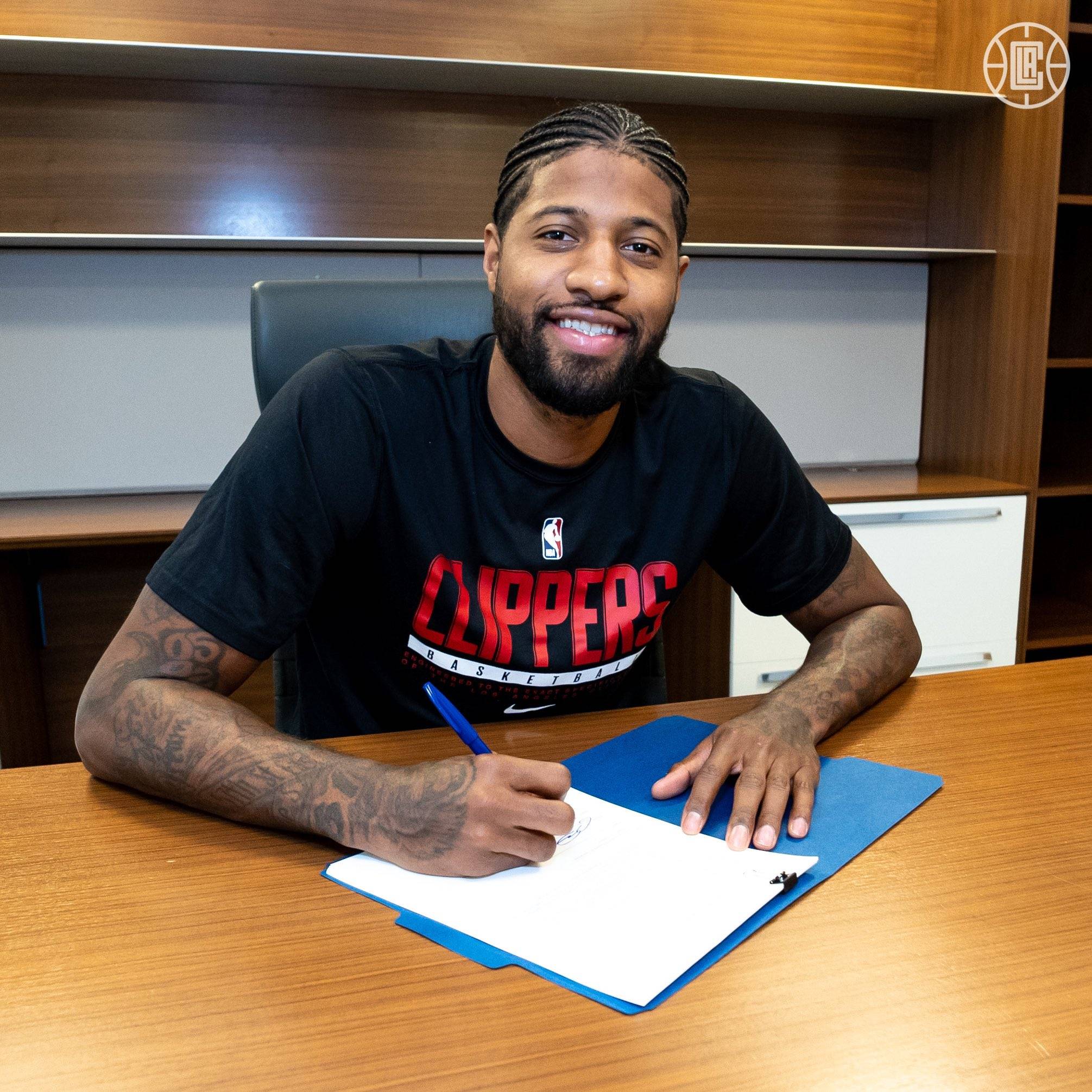 4年19亿续约快船保罗乔治签约照笑得真甜卢激动不已他无所不能