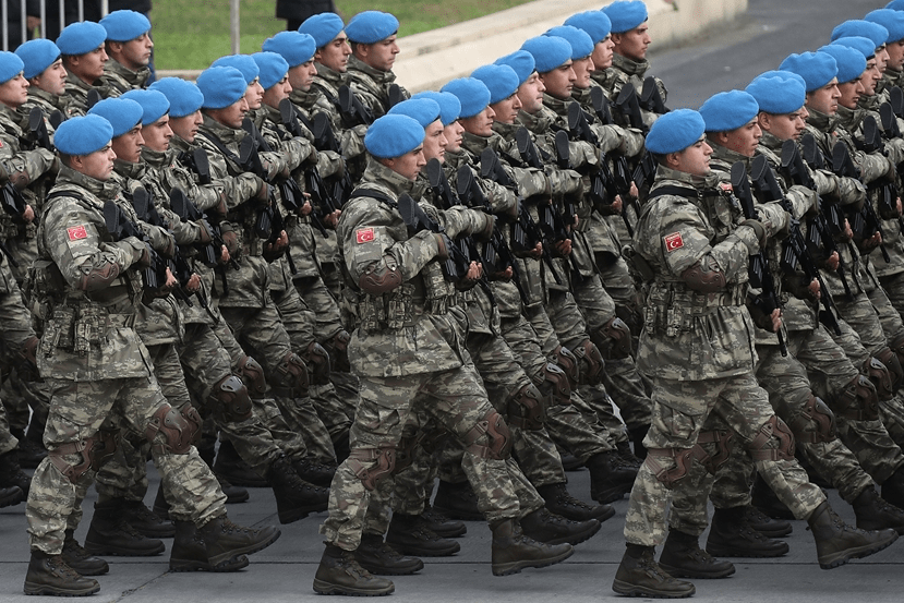 阿塞拜疆举行胜利阅兵 展示大批缴获的亚方武器