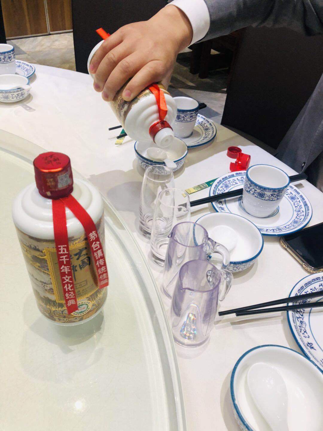 你觉得贵州茅台镇的酱香型白酒,值不值得你去买?