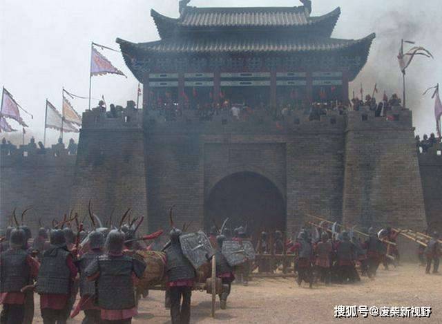 士兵攻城时,城门上的人为何不把梯子推倒?不要以为古人傻