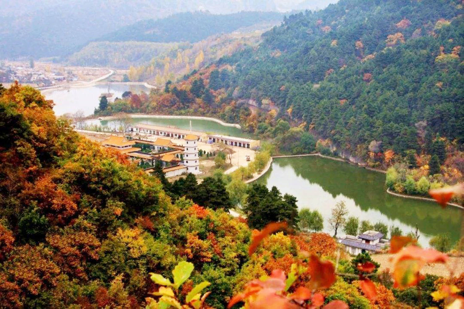 銅川也開發了很多知名的旅遊景點,比如說像是大香山寺,藥王山,照金