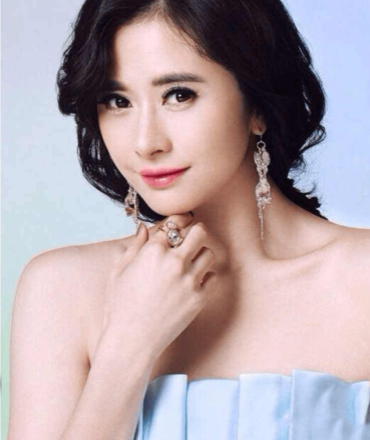 可是何美钿居然还是那么美,仿佛一些变化都没有,以前那么漂亮,现在