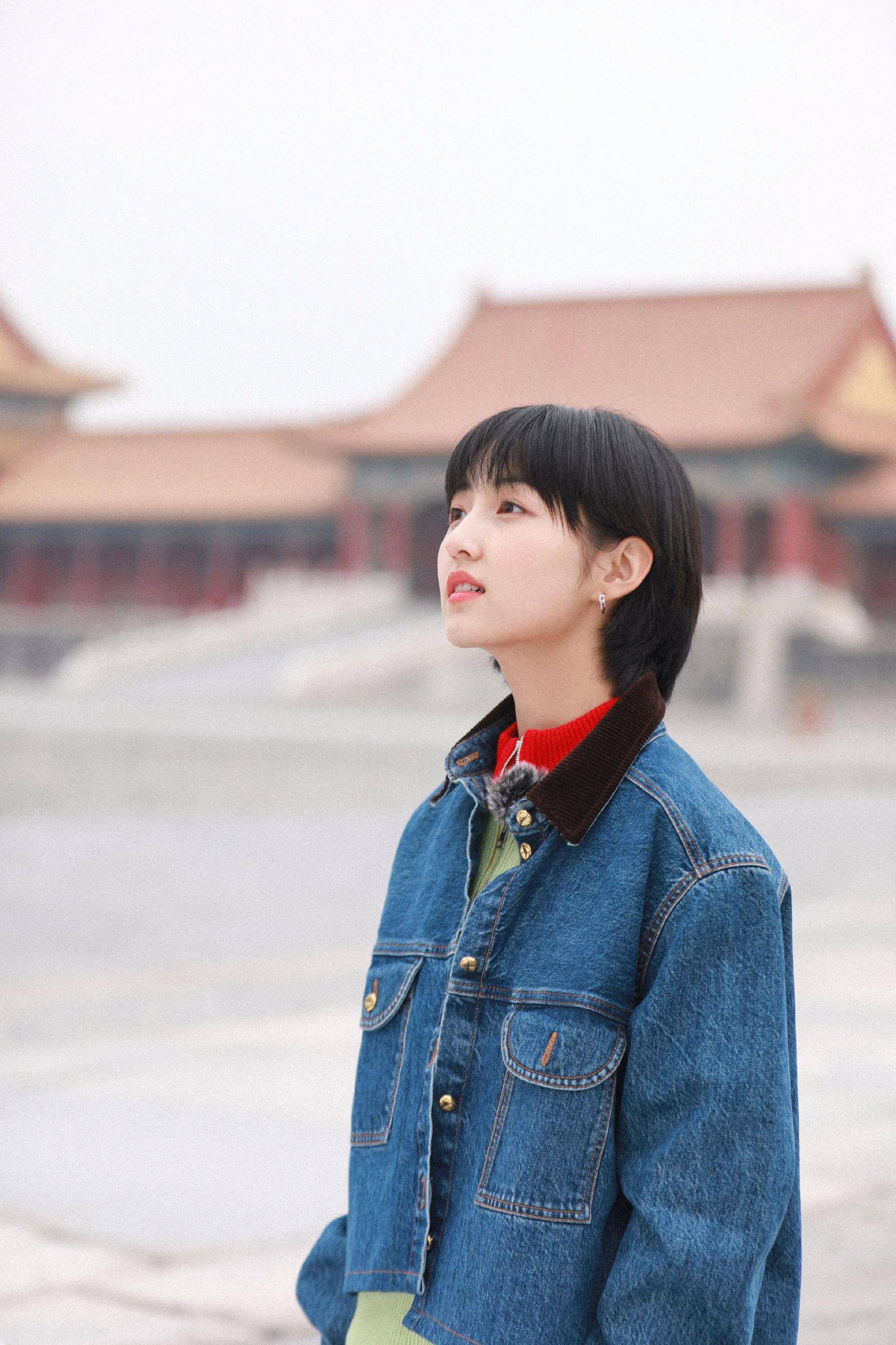 张子枫晒出京味美照,白衣黑裙穿搭太吸睛,粉丝:好像谈恋爱!