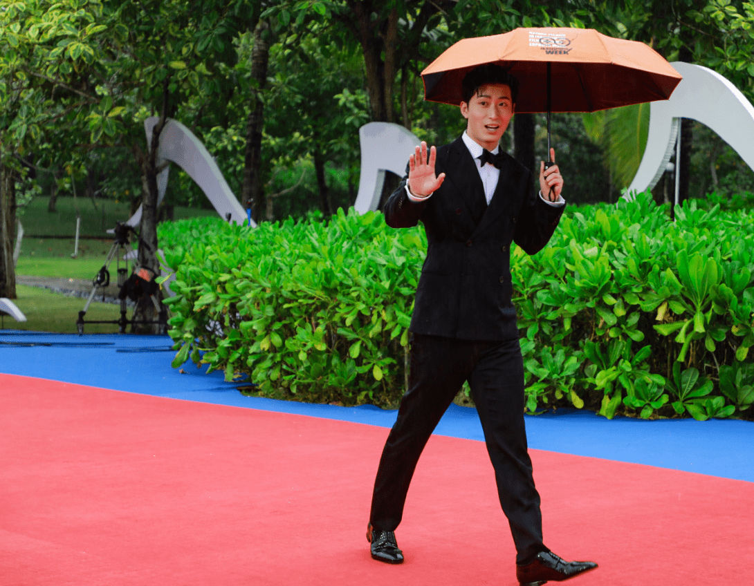 章子怡深v禮服秀性感,不料紅毯遇大雨,黃覺四處躲雨卻豔壓全場