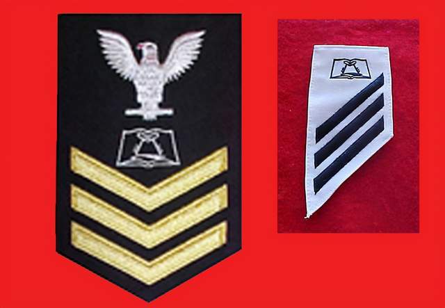 这个符号也会印在士兵的军衔标志上,比如上图中所示,左为上士军衔(e-6