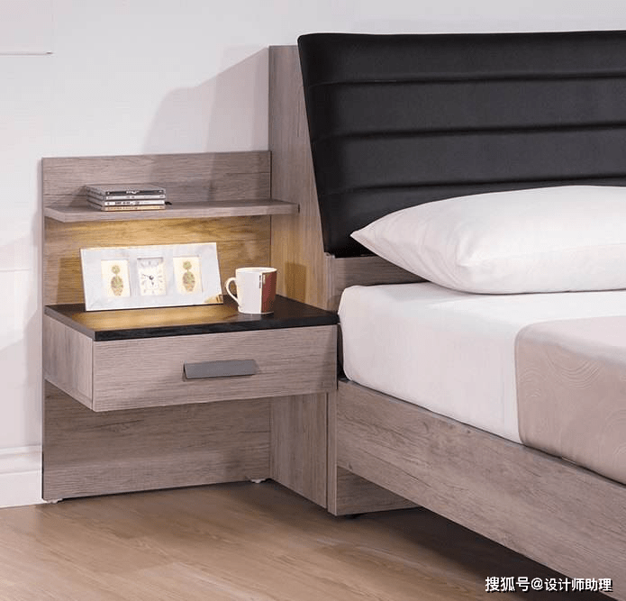 床头搁板代替床头柜图片