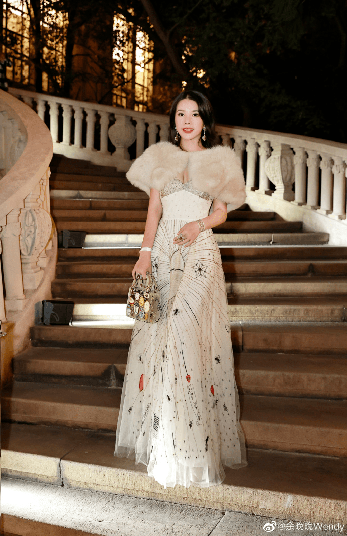 名媛圈c位余晚晚"买"进高奢圈,英国皇宫过新年,何超盈不及她