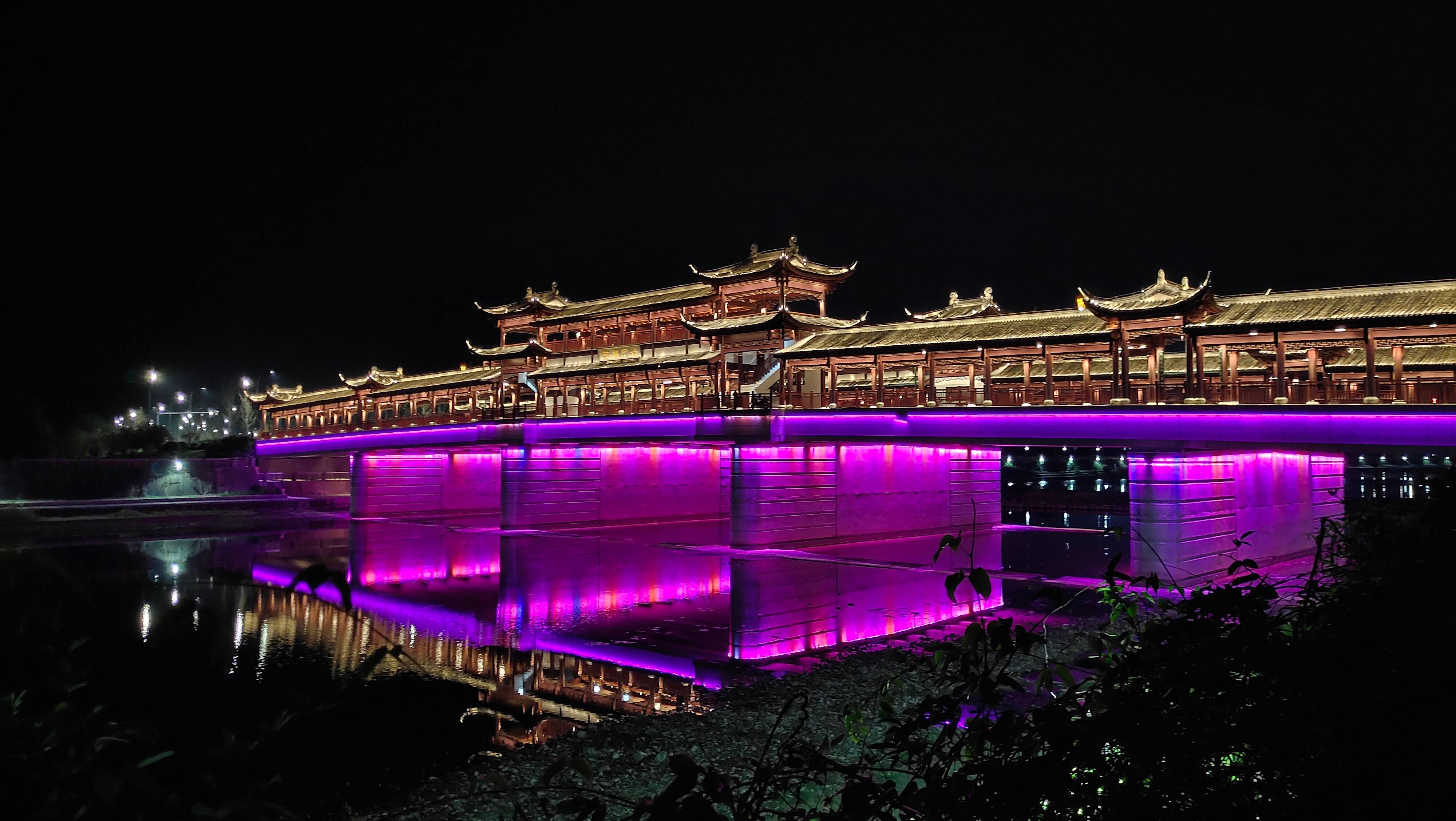 宁海兴宁路上网红打卡地绝美的兴宁廊桥夜景吸引众多网红主播