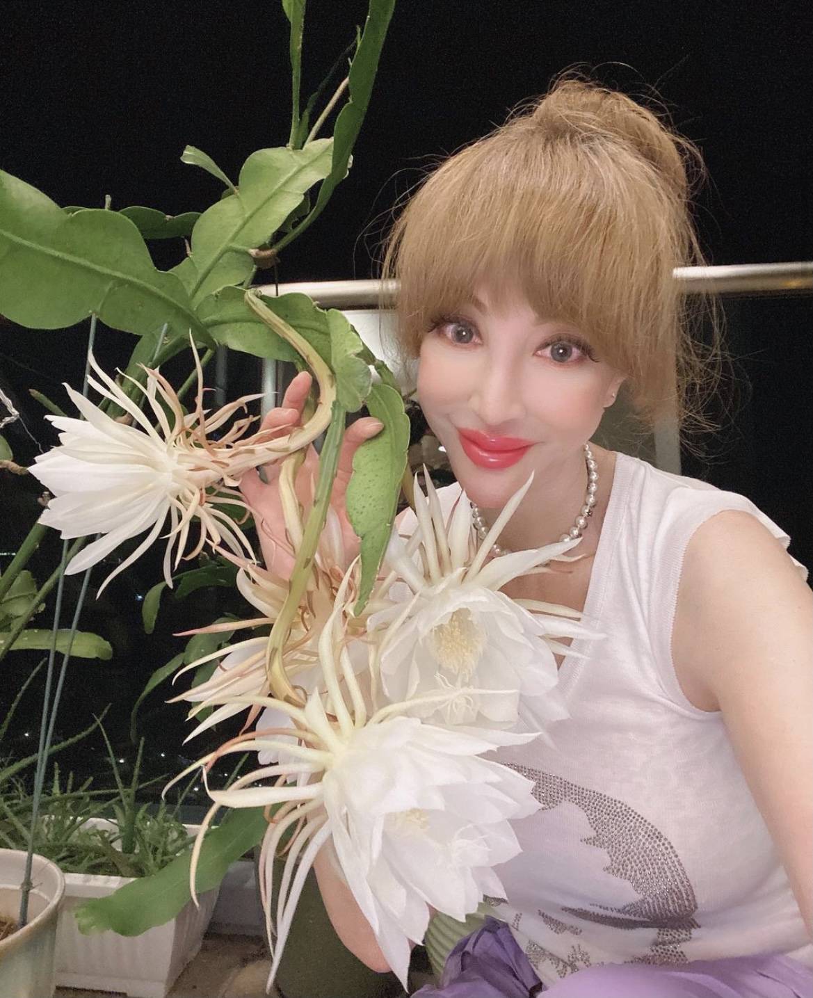 57岁薛芷伦乔迁新居庆生三子女相伴吃饭三百平米豪宅一人住