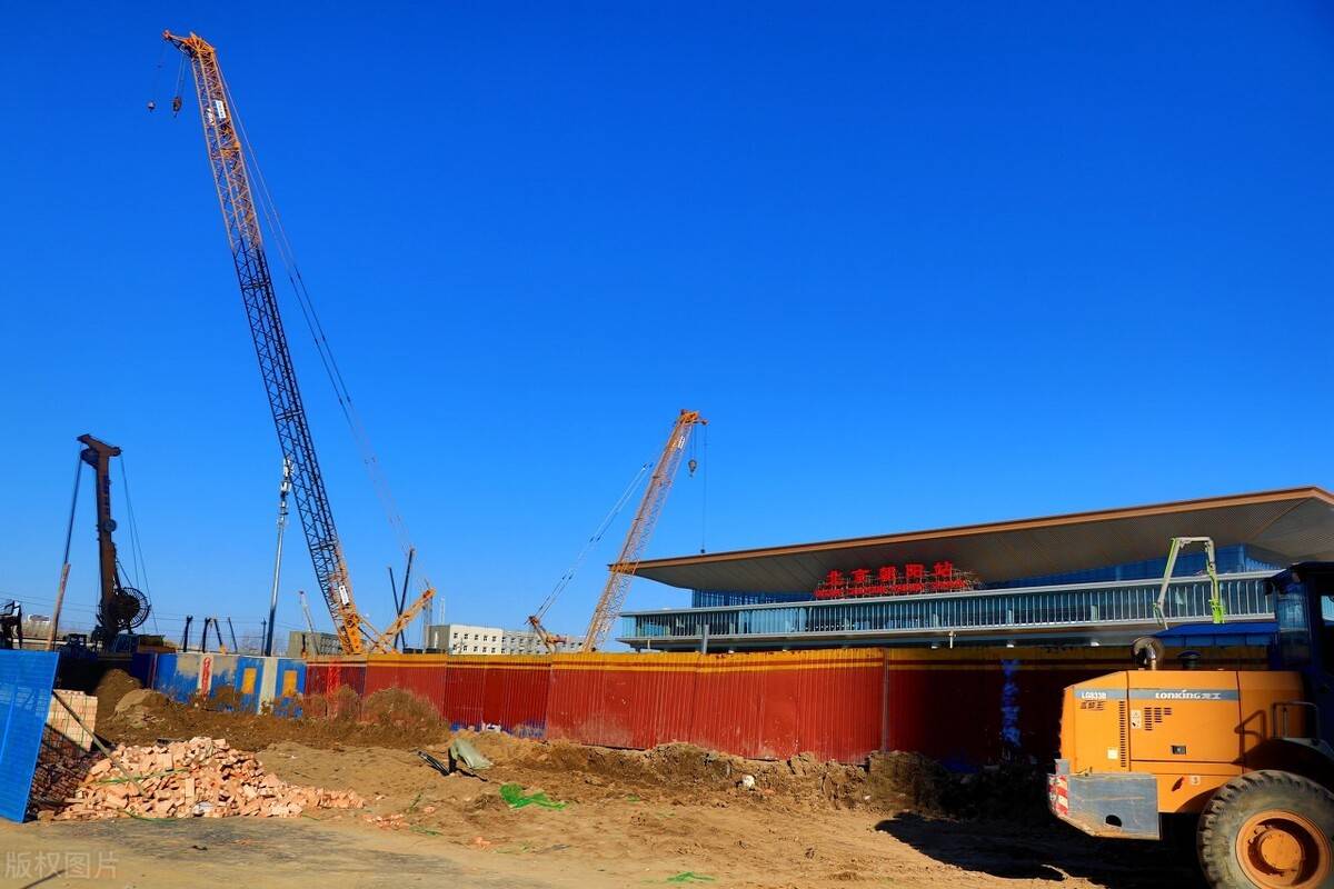 西站,怀柔南站,密云站,兴隆县西站,安匠站站房全面进入装饰装修阶段