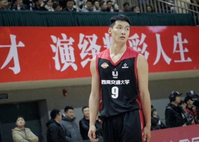 从不被熟知到名动全国,不变的是他对篮球和母校的那份爱!_邹伟豪
