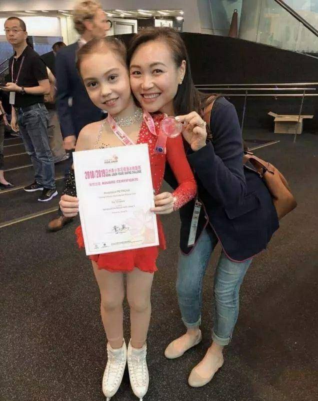 2005年,陈露与冬奥会双人滑亚军,俄罗斯人丹尼斯·潘采夫结婚.