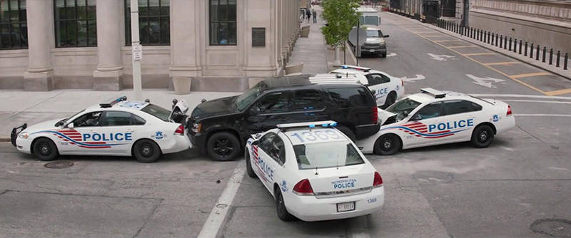 中,神盾局局长尼克·弗瑞遭到了九头蛇组织的刺杀,四辆伪装警车直接把