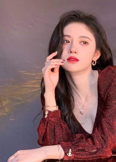 原创鞠婧祎被网暴后更新日常豪宅中撸猫装修简单接地气