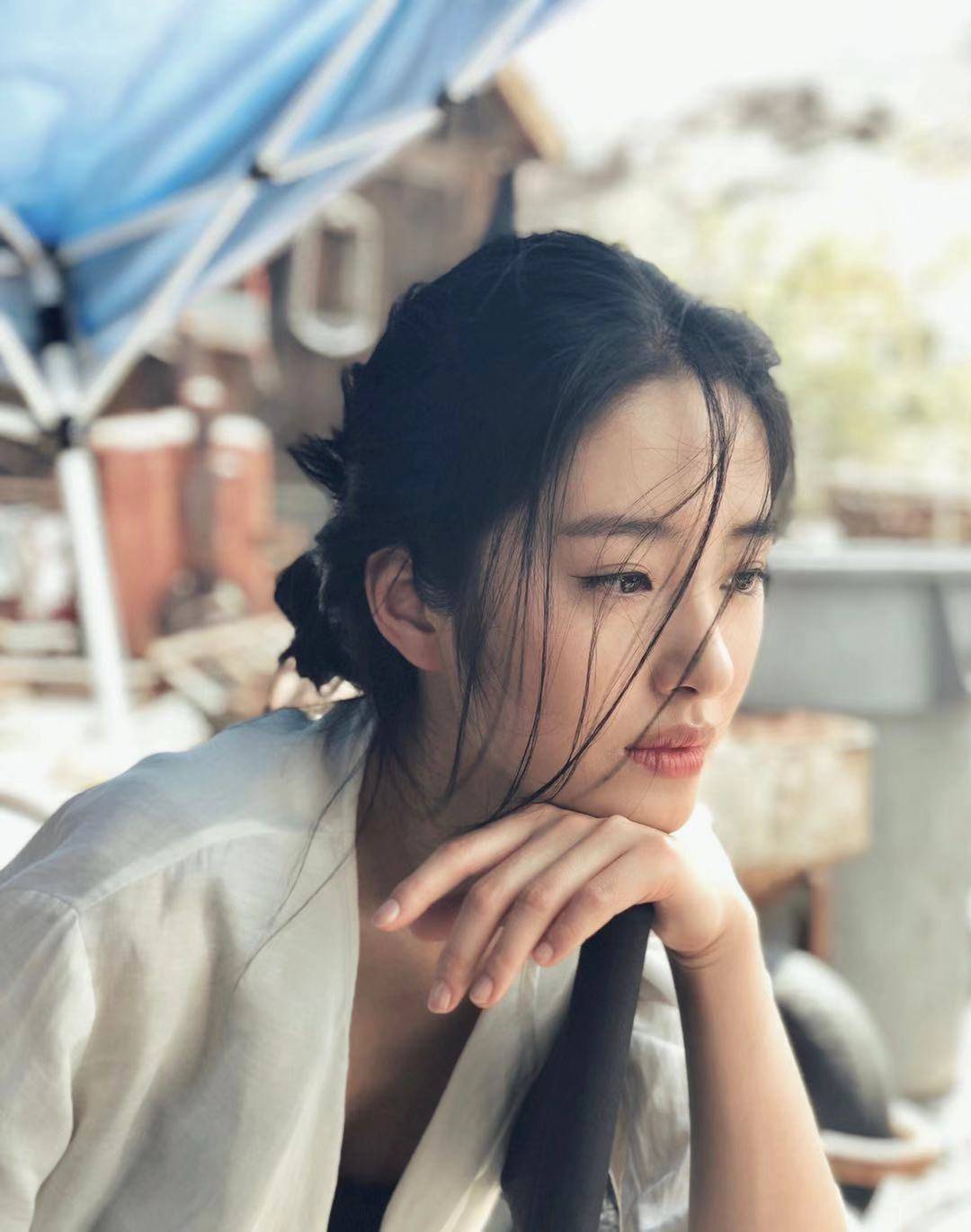 而因为《芳华》走红的杨采钰,也被网友夸酷似山口百惠.