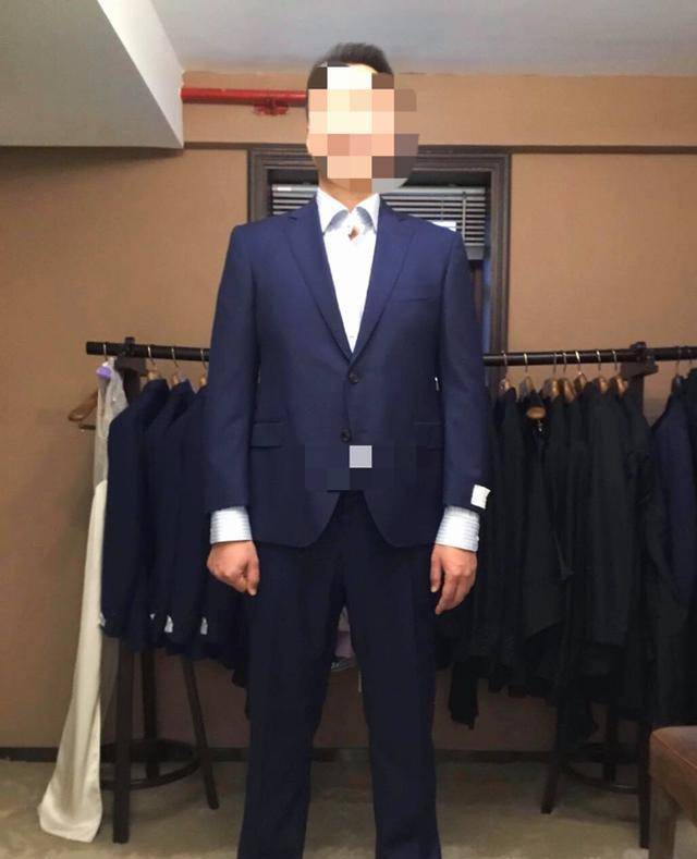 54岁金星亲自带帅气保镖到名店被偶遇,为其定做西装出手超大方_手机