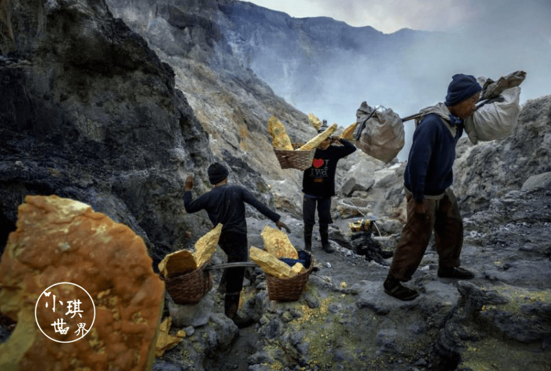 危险的采矿工:火山口湖挖180斤硫磺上山,一天可以赚80元